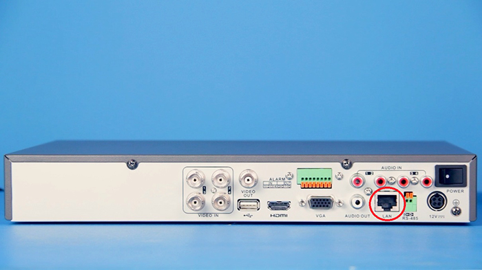 Pannello anteriore del videoregistratore analogico con uscita di rete (RJ-45)