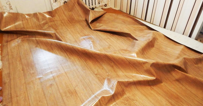 Linoleum vorsichtig ausrollen. Material wie das auf dem Foto hält nicht lange