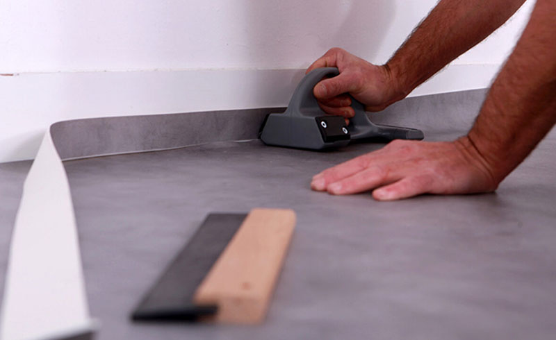 Es ist viel einfacher und genauer, Linoleum mit einem speziellen Messer zu schneiden.