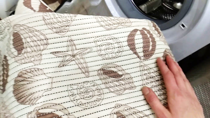 من الأفضل اختيار طرز صناعية مريحة قابلة للغسل إذا كنت لا ترغب في غسل المنسوجات الطبيعية كثيرًا