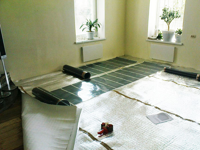 Die Folie wird streng auf den Untergrund gelegt, wonach bereits Linoleum montiert ist