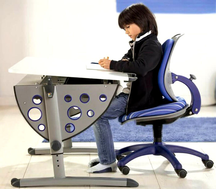 Die Rückenlehne kann mit einem Druckventil hinten oder unter dem Sitz eingestellt werden