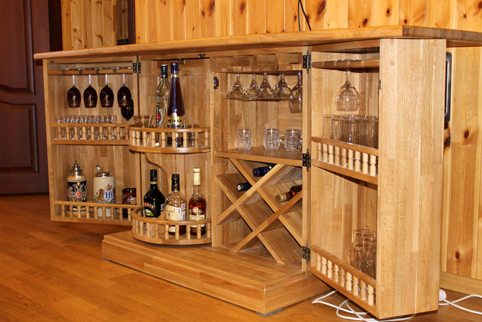 Minibar sur mesure en bois avec différentes options pour les étagères et les auvents